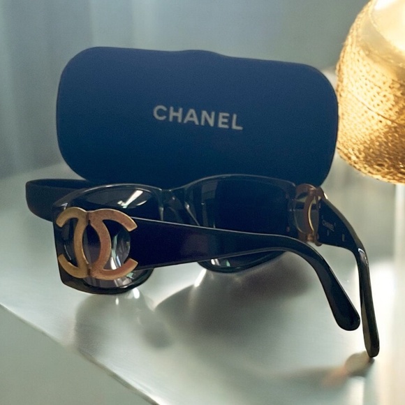 CHANEL VINTAGE 02461 CC LOGO SUNGLASSES 🕶️ - Picture 4 of 8